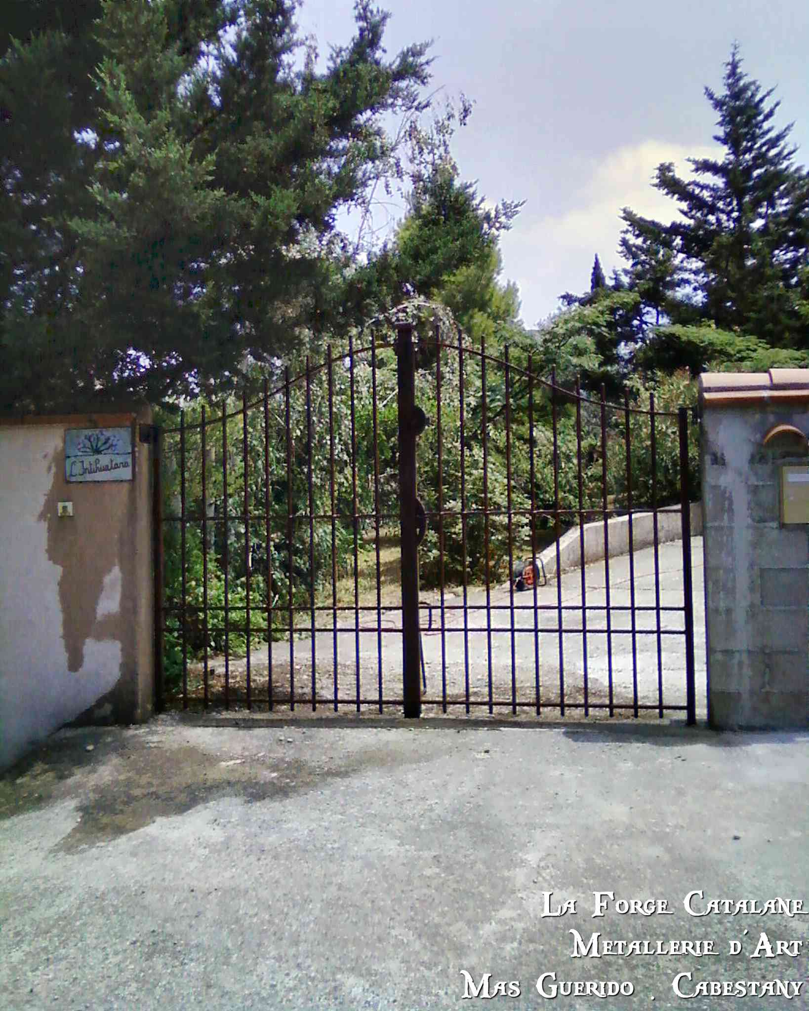 Portail chapeau de gendarme barreaudage vertical barre a trous renfles  forge catalane.jpg